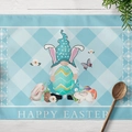 Hellblaue Oster-Platzmatte mit Karomuster, Zwerg und Happy Easter Text auf Holzgrund - Baumwoll-Leinen / Blauer Karo Gnom Eier Muster (CD16-8)