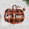 Tovaglietta del Ringraziamento Give Thanks con zucca a quadri su tessuto bianco - Give Thanks Zucca (CD11-19)