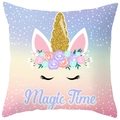 Housse de coussin licorne avec motif Magic Time et couronne fleurie sur fond rose - Licorne Dégradé Rose Bleu Violet (DRD367-3)
