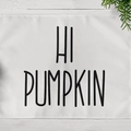Tovaglietta bianca minimalista con scritta Hi Pumpkin per decorazione del Ringraziamento - Ehi Zucca (CD11-28)