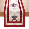 Détail d'un chemin de table en lin avec étoiles du drapeau américain sur table en bois - Carreaux Rouge Étoiles Drapeau (ZQ14-12) / 33x183cm