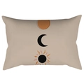 Dettaglio macro della federa lombare nordica con stampe celesti arancioni di sole e luna - 30cm x 50cm / Arte Celeste Boho (CRD62-25)