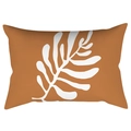 Dettaglio della fodera per cuscino arancione con stampe di foglie bianche minimaliste - 30cm x 50cm