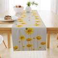 Dettaglio del runner da tavola in lino con margherite gialle e api su un tavolo in legno - 33*183cm / Stile Margherita Gialla e Ape (ZQ15-12)