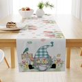 Dettaglio di un gnomo Hello Spring con tulipani su runner da tavola in lino su legno - 33*183cm / Stile Gnomo Hello Spring (ZQ15-6)