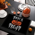 Tovaglietta di Halloween con scritta Trick or Treat e zucca su un tavolo in legno scuro - Cotone lino / Stile Slogan Zucca (CD24-4)
