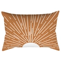 Fodera per cuscino lombare rettangolare color caramello con motivo geometrico a raggi di sole - 30cm x 50cm / Motivo di Alba Radiosa (CRD62-16)