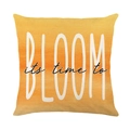 Quadratischer orangefarbener Kissenbezug mit Bloom-Text und herbstlichem Muster - BLOOM Text Farbverlauf Muster (YMD373-4)