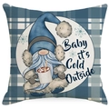 Fodera per cuscino natalizia blu con motivo scozzese e testo Baby It's Cold Outside - Motivo Gnomo con Cacao Baby it's Cold Outside (YMD412-4) / 45*45cm (Senza Inserto)