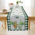 Chemin de table en lin Saint-Patrick avec gnomes et trèfles sur une table en bois - 33*183cm / Motif Gnomes (ZQ31-4)