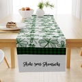 Chemin de table en lin avec trèfles verts et imprimé Shake your Shamrocks - 33*183cm / Shake your Shamrocks (ZQ31-5)
