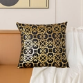 Funda de cojín negra y dorada con patrones clásicos en un sofá de cuero marrón - Patrón de Volutas en Negro y Dorado (ZY3-1) / 45x45cm (Solo Funda)