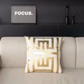 Housse de coussin blanc et or avec motif géométrique labyrinthe sur un canapé en cuir - Blanc Or Bronzage Géométrique Grecque (TZY4-10)