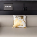 Housse de coussin dorée luxueuse avec motif abstrait sur un canapé en cuir beige chic - Blanc Or Bronzage Fine Éclaboussure (TZY4-11)