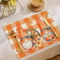Dettaglio di una tovaglietta in lino con stampe di gnomi e zucche del Ringraziamento - Stile Gnomi Foglia d'Acero (CDZ05-44)
