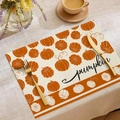 Dettaglio di tovaglietta di Thanksgiving in lino con zucche e decorazione autunnale - Stile Motivo Zucche Assortite (CDZ05-42)