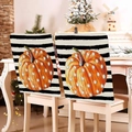 Détail de deux housses de chaise imprimé citrouille sur chaises dans un salon d'automne - Style Grande Citrouille Rayure Noir Blanc (YT08-24) / 1 Pièce (49x58cm)