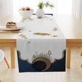 Detail eines Ramadan-Tischläufers mit goldenem Mond und Laterne auf Holztisch - Stern Mond Laterne Blauer Rand Stil (ZQ43-1)
