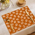 Sottopiatto in lino arancione con zucche bianche e posate per decorazione autunnale - Stile Motivo Zucca Arancione (CDZ05-30)