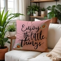 Cojín decorativo de lino rosa con texto 'Enjoy the little things' y margaritas - Citas Inspiradoras Rosas Margarita (SPP008-2) / Impresión de Una Sola Cara Sin Relleno / 45x45 cm