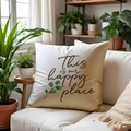 Funda de cojín botánica con texto This is our happy place en sofá blanco entre plantas - 45x45 cm / Estampado Happy Place(SPP007-2)
