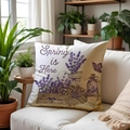 Lavendel-Leinen-Kissenbezüge mit Spring is Here Aufdruck auf einem weißen Sofa - Lavendelvase und Text (SPP013-4) / 45*45cm Leinen Einseitig Ohne Füllung