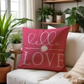 Leinen-Kissenbezug mit Blumen und LOVE-Aufdruck auf weißem Sofa mit Zimmerpflanzen - Hello Love Muster (SPP020-1)