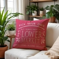 Dunkelroter Kissenbezug aus Leinen mit Blumenmarkt-Motiv auf einem weißen Sofa - Flowers Market Muster (SPP020-3)