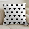 Funda de cojín blanca con corazones negros sobre un sofá de textura beige crema - 45cmx45cm / Matriz de Corazones (XMS70-1)