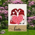 Dettaglio di una bandiera da giardino in lino con gnomi romantici e rose a cuore - Stile Gnomi che Tengono Rosa a Cuore (HYQ73-6)