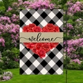 Dettaglio della bandiera da giardino a scacchi con cuore di rose e scritta welcome su asta - Stile Quadri Buffalo Rosa Cuore (HYQ73-7)