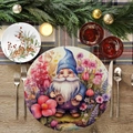 Sottopiatto rotondo con gnomo e fiori acquerello su tavolo in legno in stile festivo - Gnomo con Cappello Blu (YCD01-4)