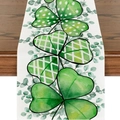 Chemin de table Saint-Patrick avec motifs trèfle vert sur une table en bois - 33*183cm / Fond Beige Motif Trèfle à Trois Couleurs (ZQT03-4)