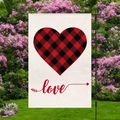 Bandiera da giardino con cuore a scacchi rossi e neri e scritta Love su supporto - Stile Cuore a Quadri Rosso Nero (HYQ73-8)