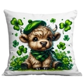 Detail des St. Patrick's Day Kissenbezugs mit Cartoon-Hochlandrind und Kleeblattmuster - 45*45cm Kurzplüsch Einseitig Ohne Kissenkern / Highland Rind mit Baskenmütze (CDR87-3)