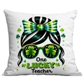 Dettaglio federa San Patrizio con fiocco verde e scritta One Lucky Teacher sul tessuto - Stile Occhiali da Sole Trifoglio Teacher (CDR97-39)