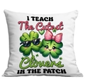 Dettaglio della fodera per cuscino di San Patrizio con simpatici trifogli e scritte - Stile Cartoon Cutest Clovers (CDR97-24)