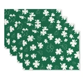 Set van vier St. Patrick's Day placemats met wit klaverpatroon op donkergroene stof - St. Patrick's Day Klaver Stijl (CTD08-10(2)) / 30cm x 45cm