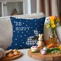 Paas kussensloop met blauw geruit konijn en Be Hoppy tekst op een witte bank - 45x45cm Eén Kant (Zonder Kussen) / Stippen Konijn (DYM221-4(4))
