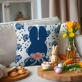 Paas kussensloop met blauw konijn en bloemenpatronen op een beige bankstel - 45x45cm Eén Kant (Zonder Kussen) / Konijn En Bloemen (DYM221-4(2))