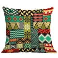 Housse de coussin carrée style bohème avec motifs tribaux colorés sur fond blanc neutre - Tribal Patchwork Multicolore (CDR49-17)