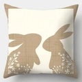 Housse de coussin Pâques en lin avec silhouette lapin et fleurs blanches sur fond beige - Lin Simple Face Sans Cœur / Style Lapins Face à Face(DYM242-2)