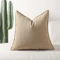 Beige chenille kussenhoes met visgraatpatroon en biezen op een witte bank geplaatst - Bonengroen