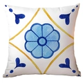 Detalle de patrón de azulejos azules mediterráneos en funda de cojín cuadrada - Fores Simétricas De Rombo Amarillo Y Flor Azul (CDR299-19)