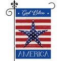 Bandera de jardín God Bless America con soporte de metal negro sobre fondo blanco puro - Estilo Estrella 3D God Bless America(HYQ79-25)