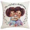 Detailansicht eines Kissenbezugs aus Leinen mit Best-Friend-Illustration und Blumen - Umarmende Afrikanische Mädchen Illustration Stil (DYM319-2)