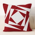 Funda de cojín geométrica moderna en rojo oscuro y blanco sobre un sofá suave - Patrón Geométrico en Espiral (CDR236-3)