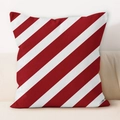 Funda de cojín cuadrada con rayas diagonales rojas y blancas sobre un sofá suave - Rayas Diagonales (CDR236-2)