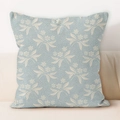 Cojín cuadrado azul floral con textura tejida sobre sofá beige en un ambiente hogareño - Estilo de Flores Pequeñas Azul Claro (HMDS64-4)