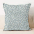 Cojín decorativo cuadrado azul claro de lino con patrones blancos en un sofá beige - Estilo de Nube Azul Claro (HMDS64-1)
